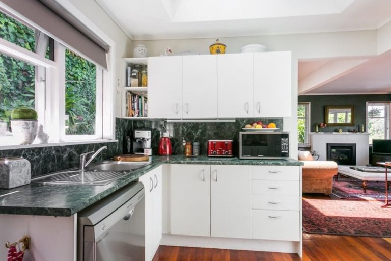 Photo of property in 16 Spencer Road, Hospital Hill, Napier, 4110