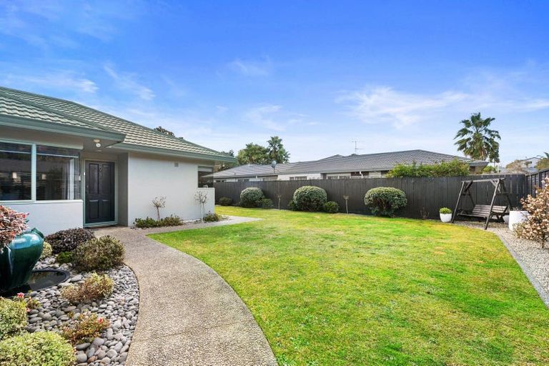 Photo of property in 14 Capricorn Place, Kawaha Point, Rotorua, 3010