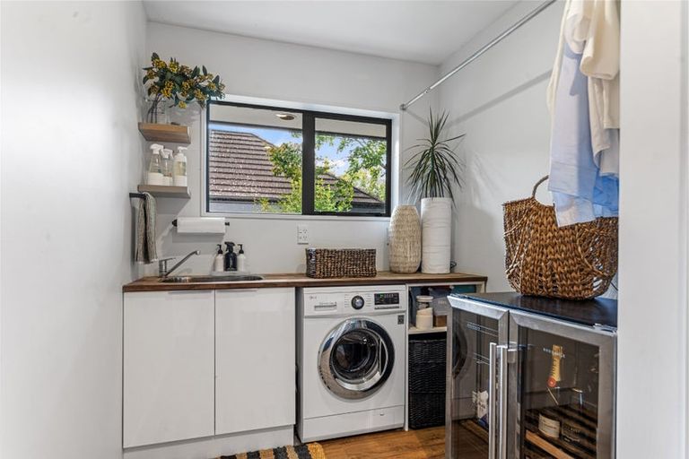 Photo of property in 100 Gardiners Road, Harewood, Christchurch, 8051