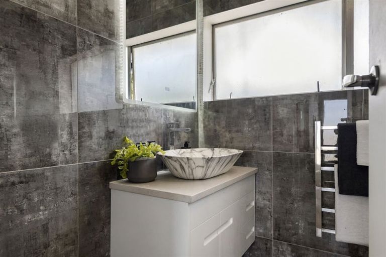 Photo of property in 2/7 Westwell Road, Belmont, Auckland, 0622