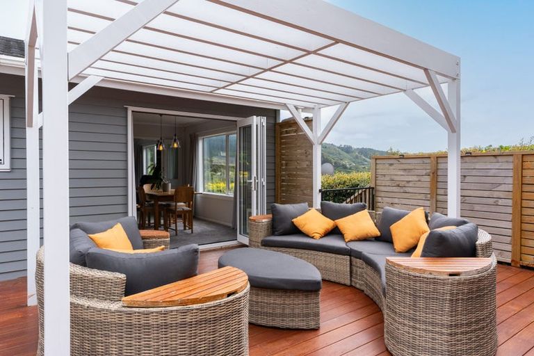 Photo of property in 18 Greyfriars Crescent, Tawa, Wellington, 5028