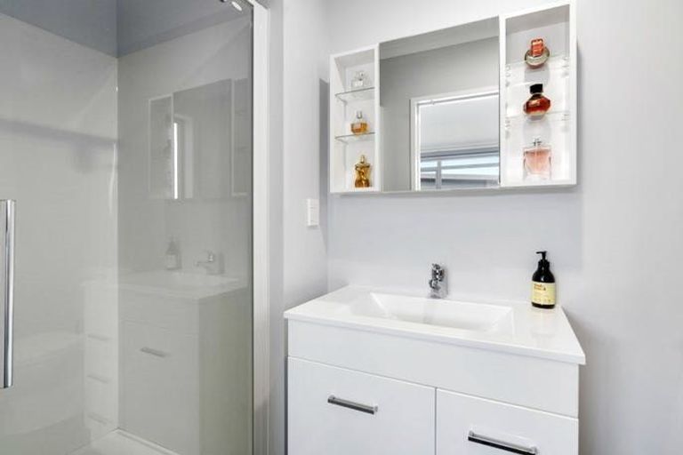 Photo of property in 58 Exeter Crescent, Takaro, Palmerston North, 4412