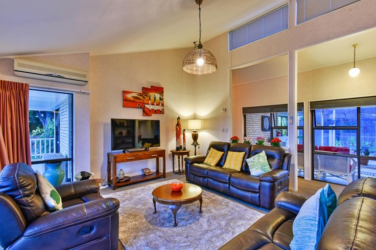 Photo of property in 9 Hazeldene Place, Opaheke, Papakura, 2113