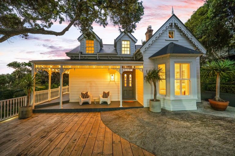 Photo of property in 36 Queen Street, Northcote Point, Auckland, 0627