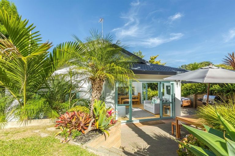 Photo of property in 1/39 Seaton Road, Murrays Bay, Auckland, 0630
