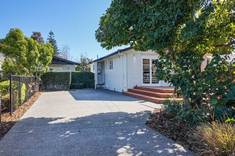 Photo of property in 28 Pitt Street, Clive, 4102