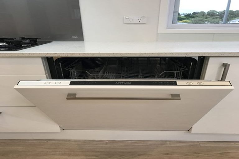 Photo of property in 39 Deverell Place, Northcross, Auckland, 0632