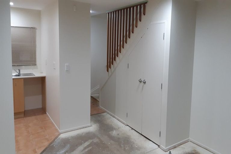 Photo of property in 6/44 Fields Parade, Oteha, Auckland, 0632