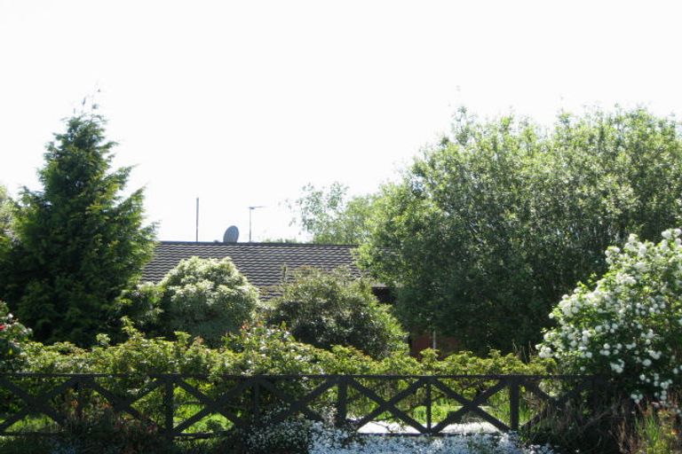 Photo of property in 10 Denniston Crescent, Redwood, Christchurch, 8051