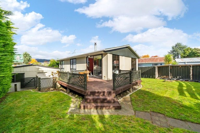Photo of property in 33 Hartford Crescent, Totara Park, Upper Hutt, 5018