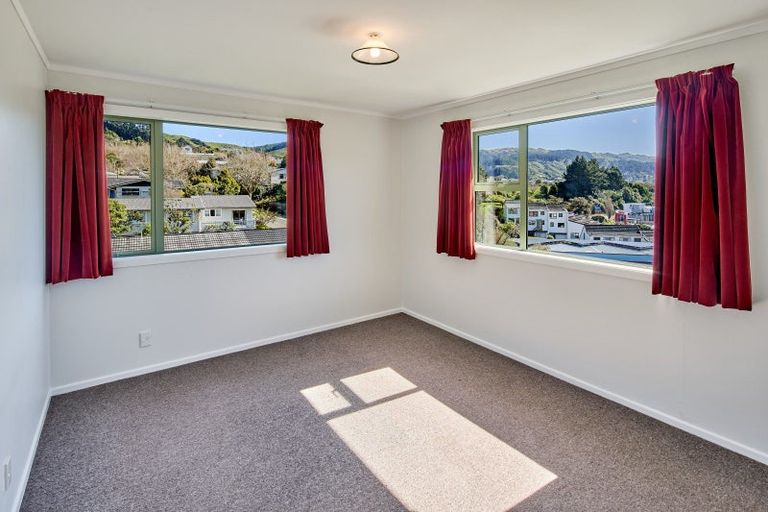 Photo of property in 1a Sunrise Boulevard, Tawa, Wellington, 5028