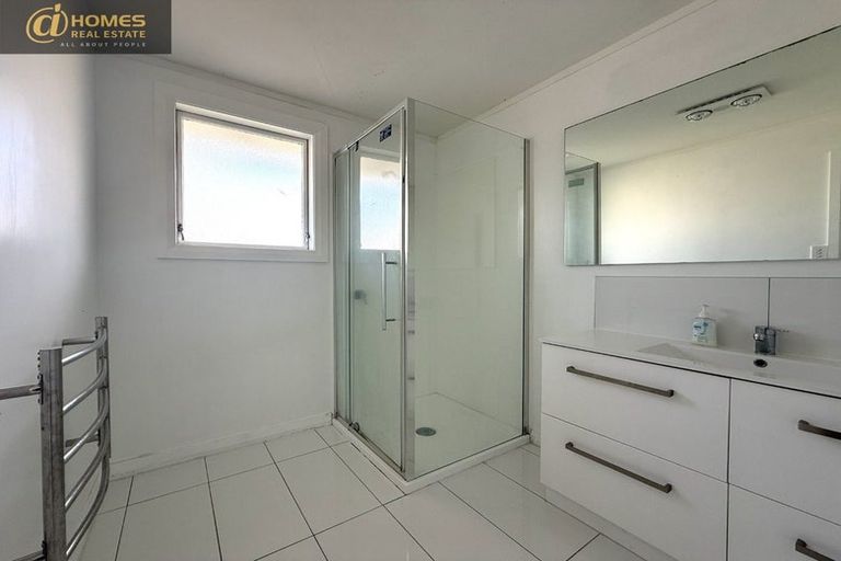 Photo of property in 6 Glenvil Lane, Te Atatu Peninsula, Auckland, 0610