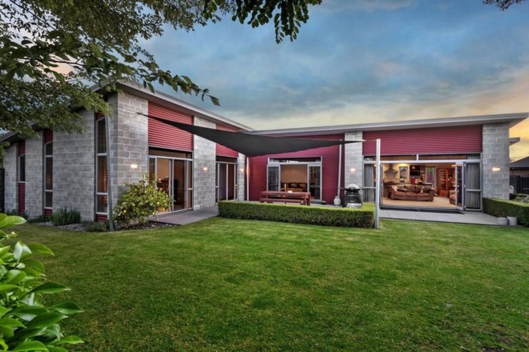 Photo of property in 6 Ruahine Place, Parklands, Christchurch, 8083