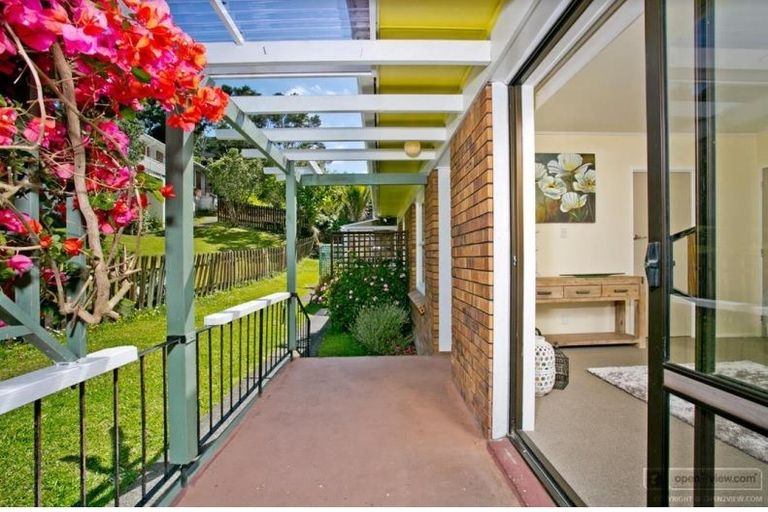 Photo of property in 1/53 Ayton Drive, Totara Vale, Auckland, 0629