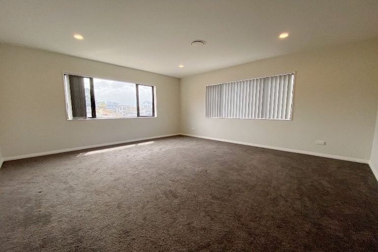 Photo of property in 42 Mcwhirters Farm Lane, Massey, Auckland, 0614