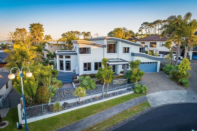 Photo of property in 6 Lupetti Rise, West Harbour, Auckland, 0618