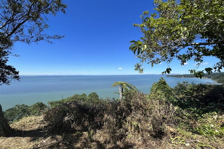 Photo of property in 16 Cliff View Drive, Green Bay, Auckland, 0604