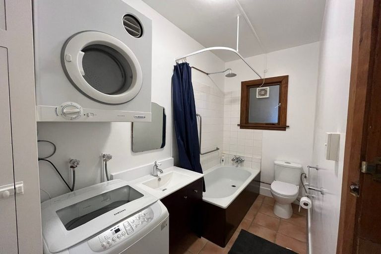 Photo of property in Devonport Apartments, 37/127 Saint Aubyn Street, New Plymouth, 4310