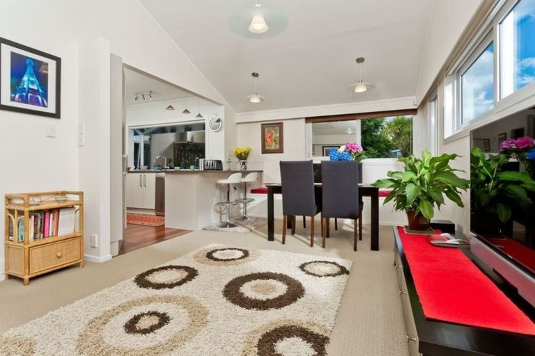 Photo of property in 2/10a Wernham Place, Northcote, Auckland, 0626