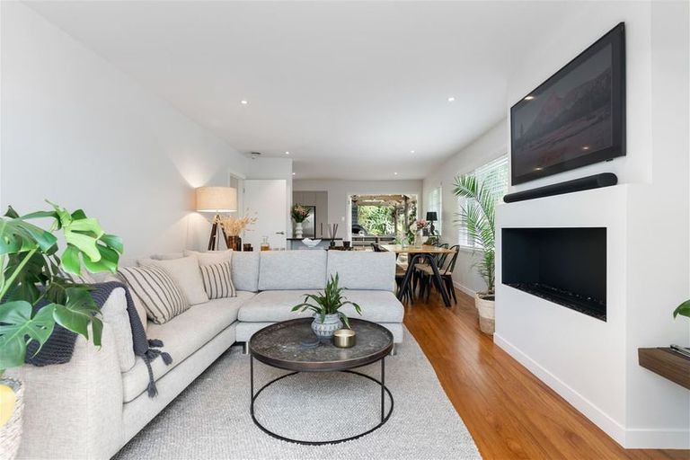 Photo of property in 33 Shetland Street, Glen Eden, Auckland, 0602