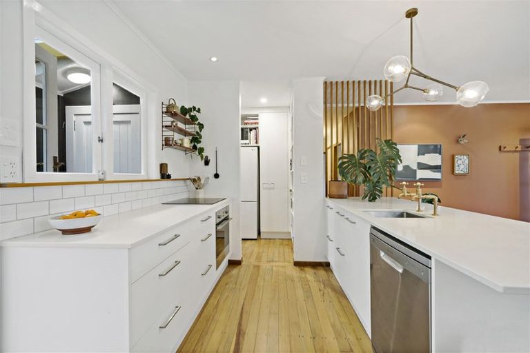 Photo of property in 10 Taioma Crescent, Te Atatu Peninsula, Auckland, 0610