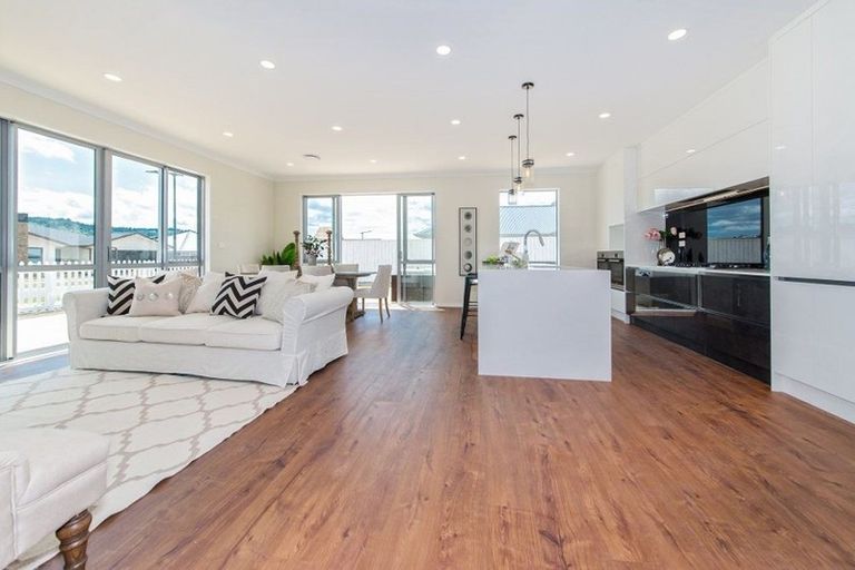 Photo of property in 1 Fred White Drive, Kumeu, 0810