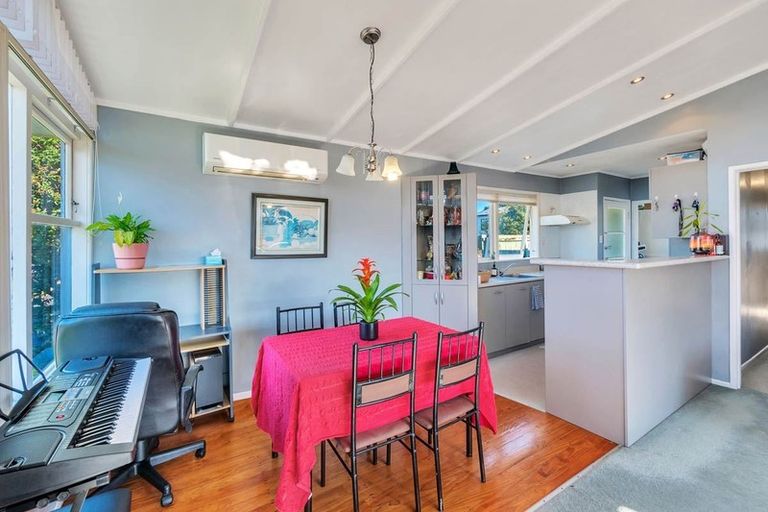 Photo of property in 2 Karo Place, Glendene, Auckland, 0602