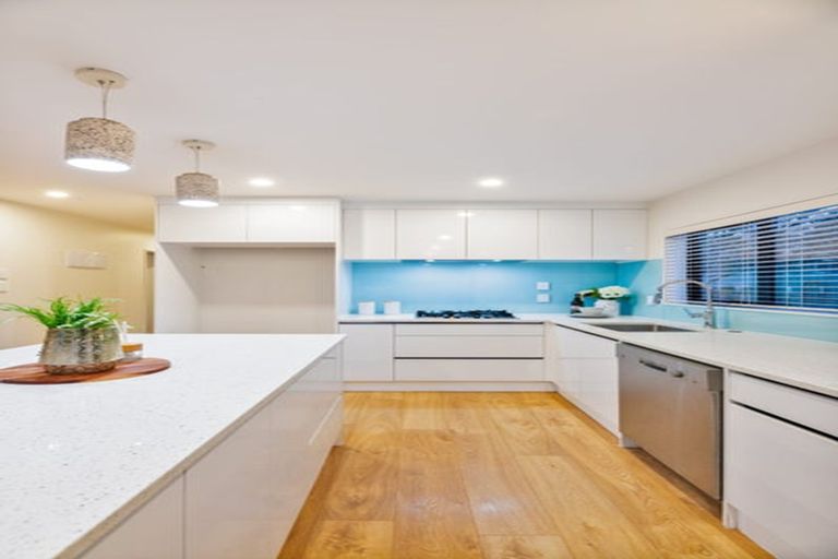 Photo of property in 18a Lydford Place, Glendene, Auckland, 0602