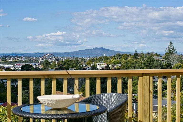 Photo of property in 603a Glenfield Road, Totara Vale, Auckland, 0629