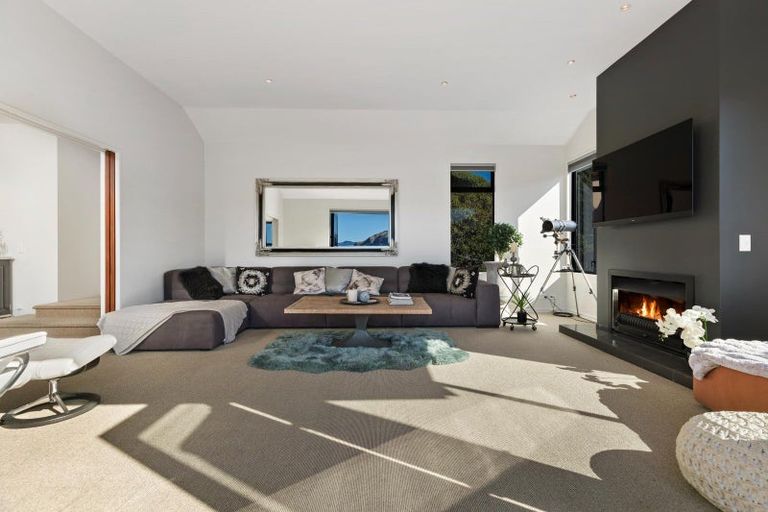 Photo of property in 17 Milward Place, Kelvin Heights, Queenstown, 9300