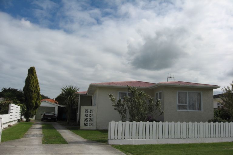Photo of property in 32 Selwyn Crescent, College Estate, Whanganui, 4500