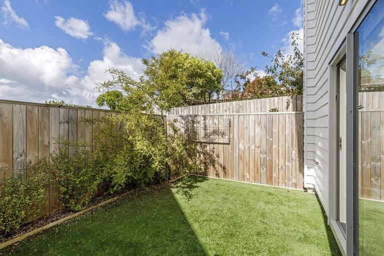 Photo of property in 9/22 Denver Avenue, Sunnyvale, Auckland, 0612