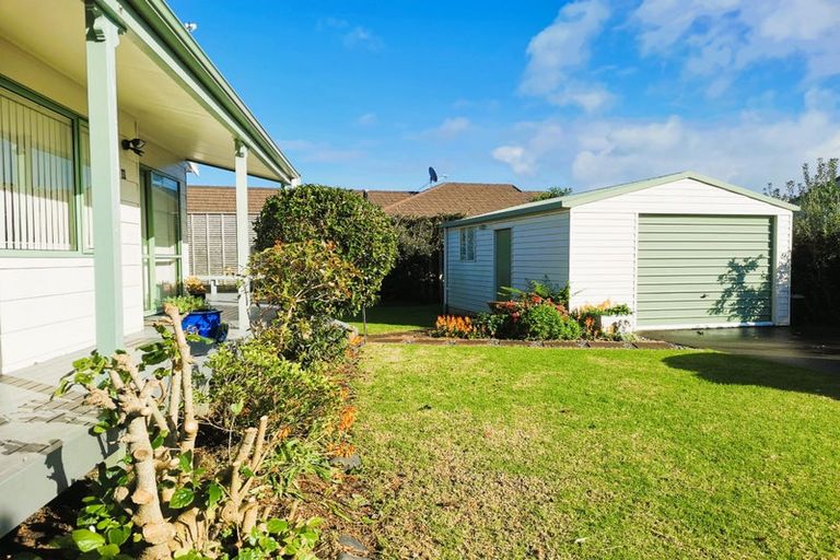 Photo of property in 11 Bermuda Place, One Tree Point, 0118