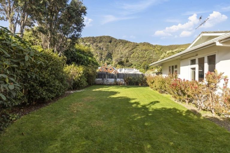 Photo of property in 10 Pukatea Street, Eastbourne, Lower Hutt, 5013