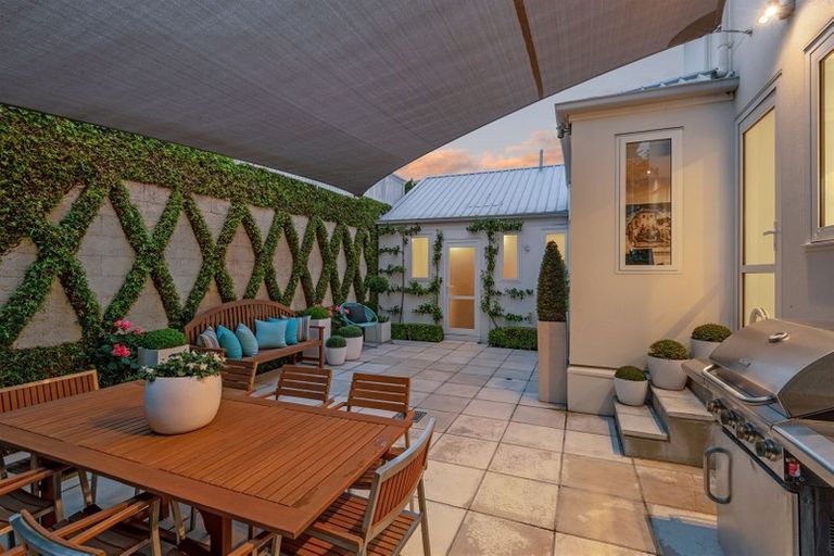 Photo of property in 2/24 Thornycroft Street, Fendalton, Christchurch, 8052