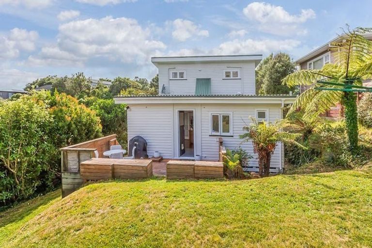 Photo of property in 4 Lyndfield Lane, Newlands, Wellington, 6037