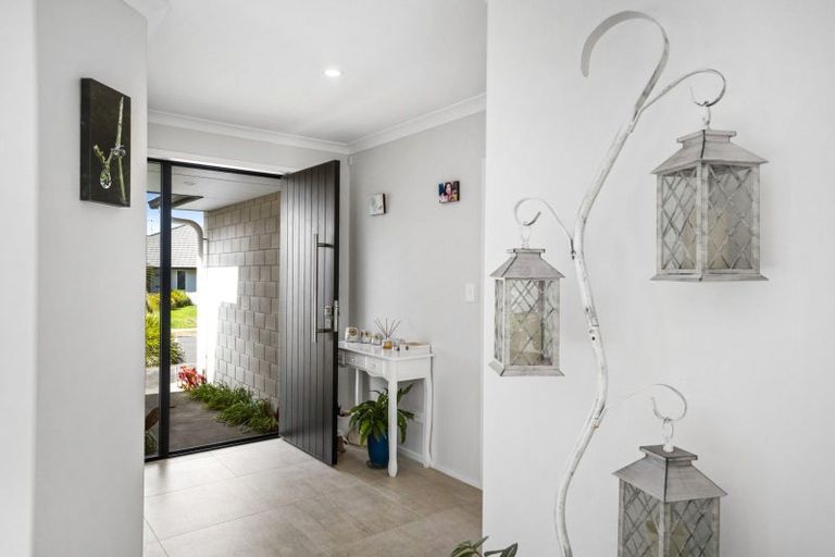 Photo of property in 11 Lakeside Terrace, Omokoroa, 3114