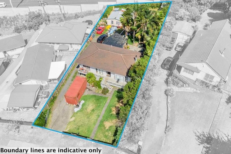 Photo of property in 18 Cedar Heights Avenue, Massey, Auckland, 0614