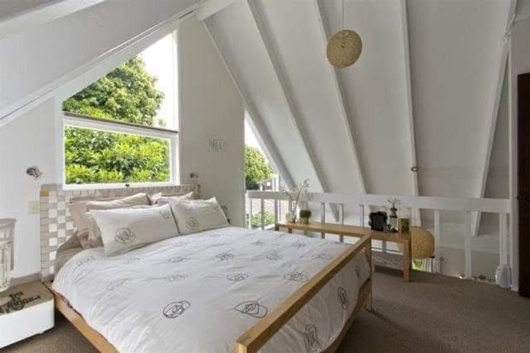 Photo of property in 2/16 Colonial Road, Birkenhead, Auckland, 0626