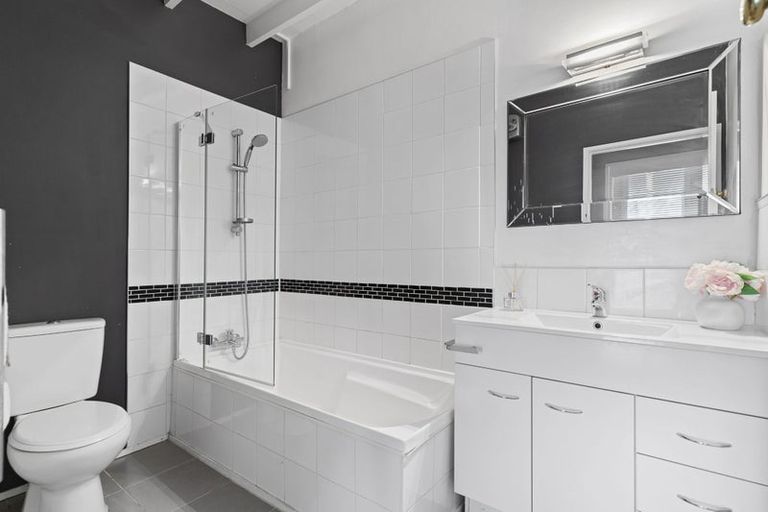 Photo of property in 11 Golf Road, New Lynn, Auckland, 0600