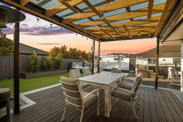 Photo of property in 16 Aporo Drive, Kumeu, 0810