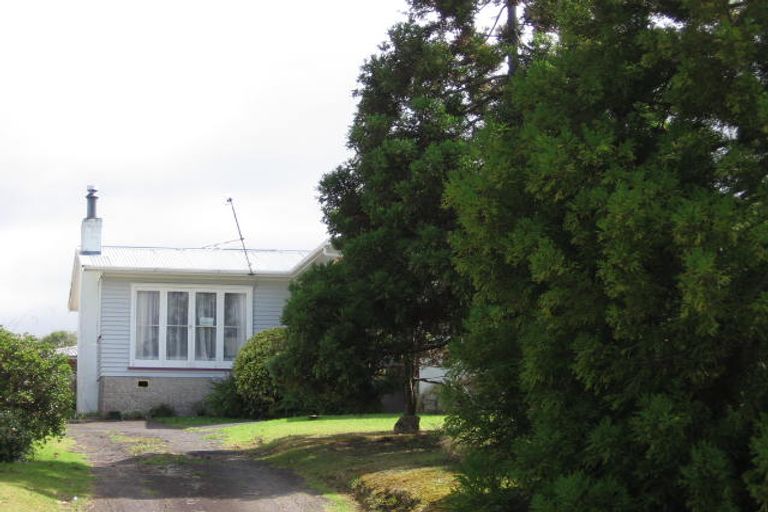 Photo of property in 16 Palmer Avenue, Glen Eden, Auckland, 0602