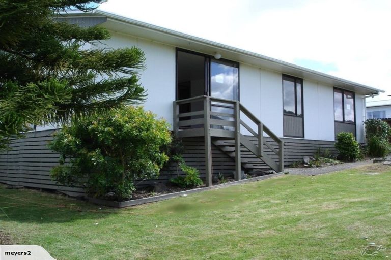 Photo of property in 1/4 Hanson Place, West Harbour, Auckland, 0618
