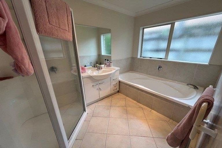 Photo of property in 28 Craigavon Drive, East Tamaki, Auckland, 2013