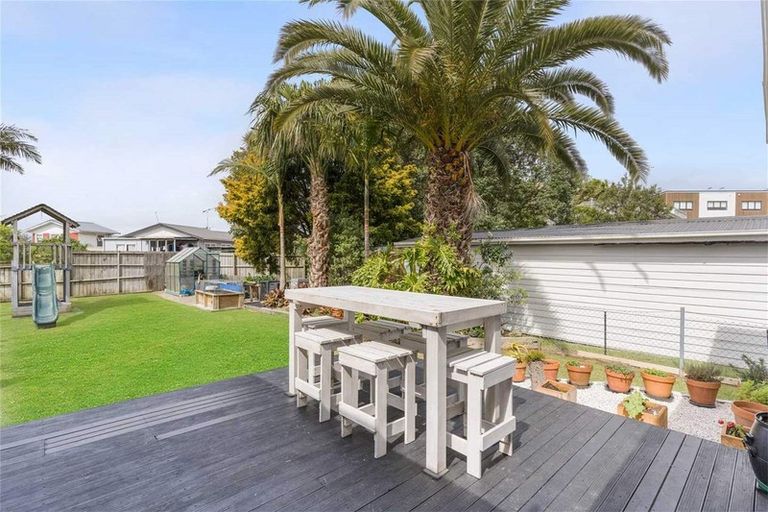 Photo of property in 253 Rangatira Road, Beach Haven, Auckland, 0626