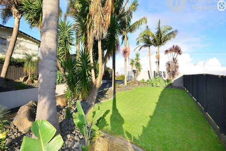 Photo of property in 92 Whangaparaoa Road, Red Beach, 0932