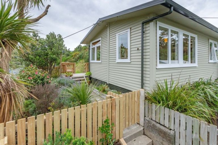 Photo of property in 99 Houghton Bay Road, Houghton Bay, Wellington, 6023