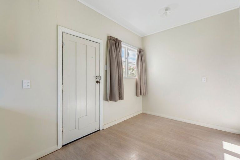 Photo of property in 27 Old Lake Road, Narrow Neck, Auckland, 0624