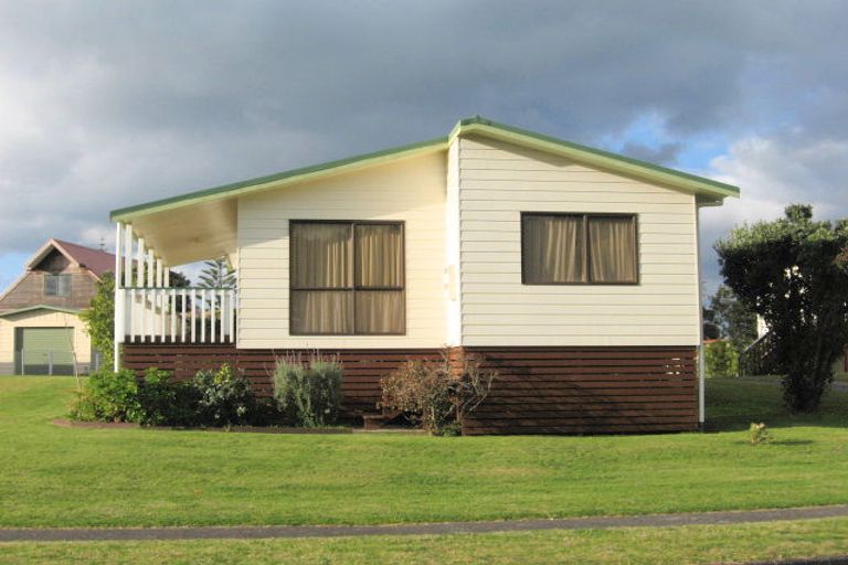 Photo of property in 212 Patuwai Drive, Whangamata, 3620