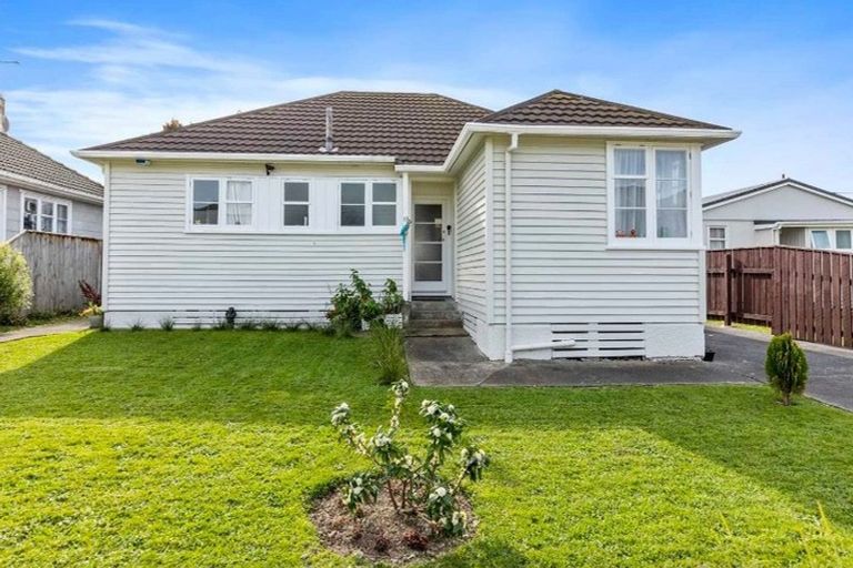Photo of property in 17 Hewer Crescent, Naenae, Lower Hutt, 5011